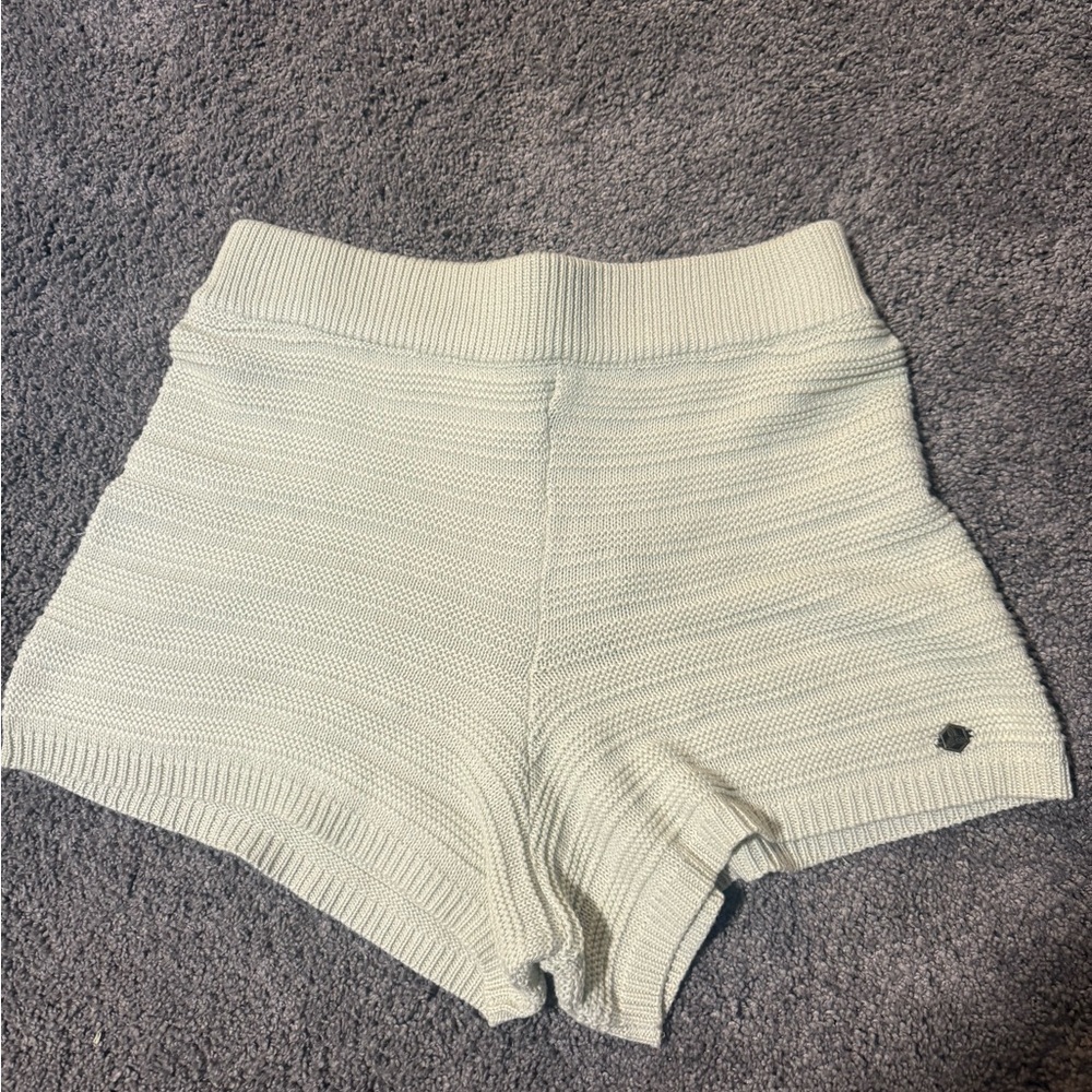 Buckle knit light green shorts